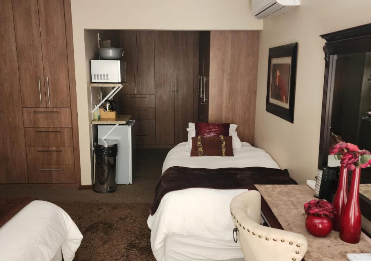 Villa Rose Cottages Блумфонтейн Номер фото